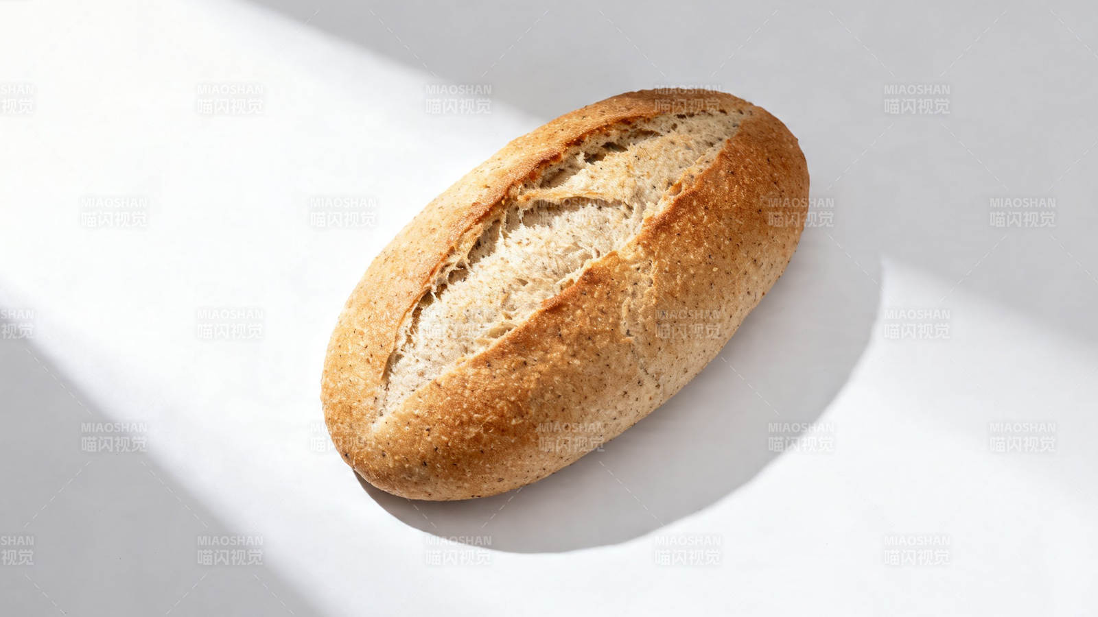 阳光下的法式面包图片