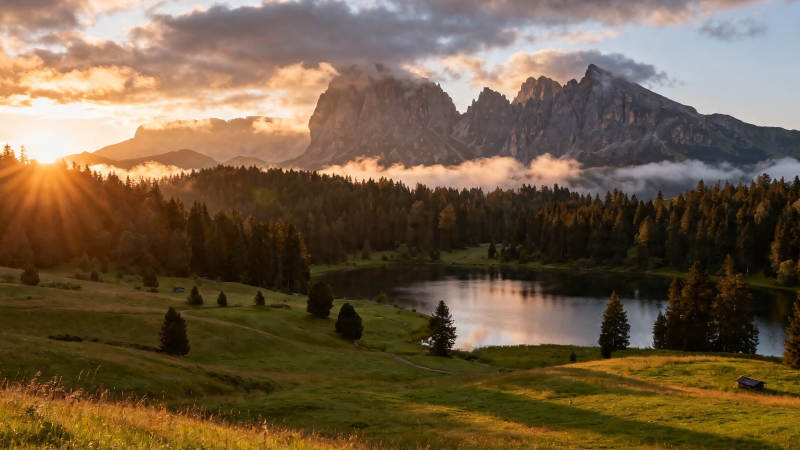 山湖晨曦 云绕峰峦图片