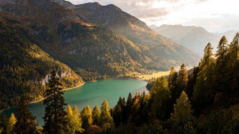 山湖秋色 层林尽染图片