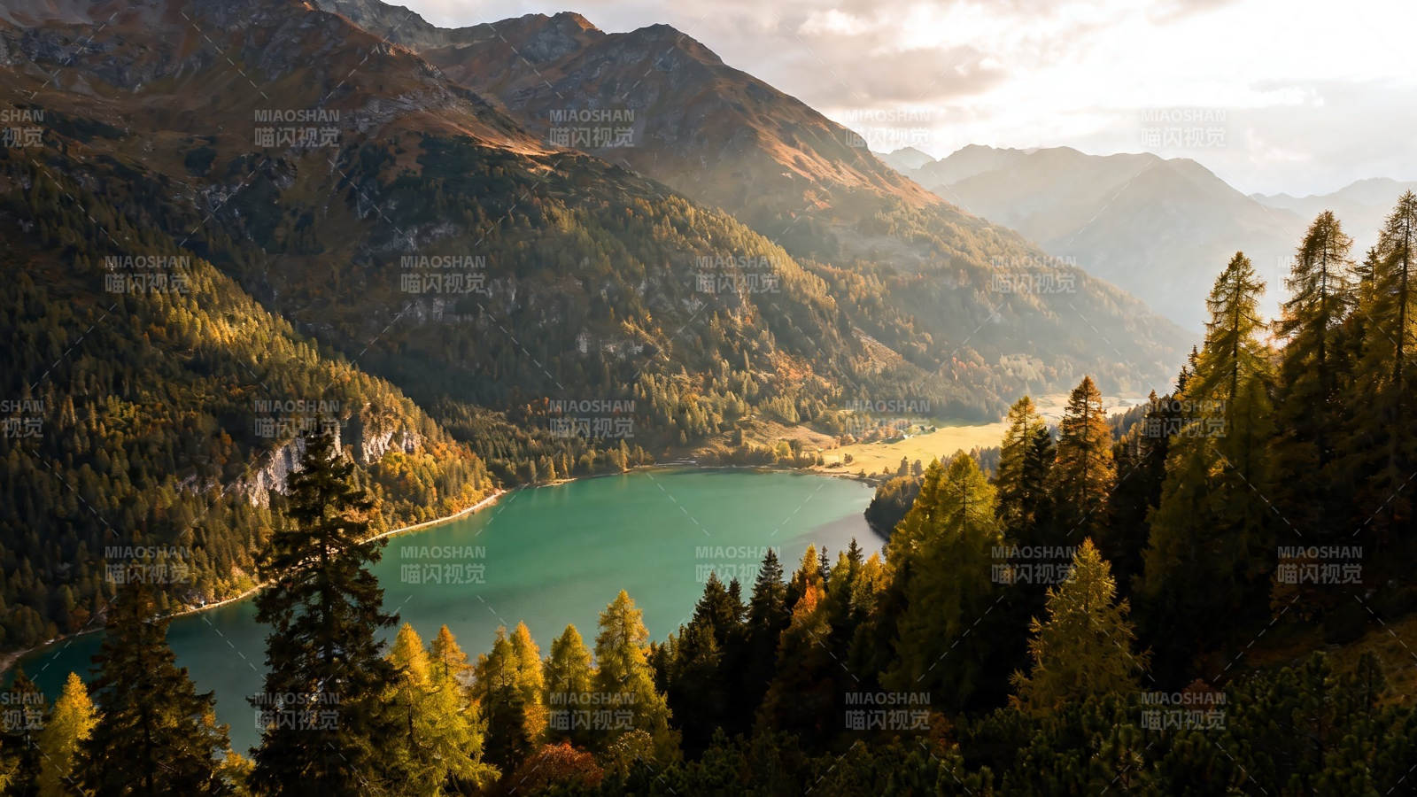 山湖秋色 层林尽染图片