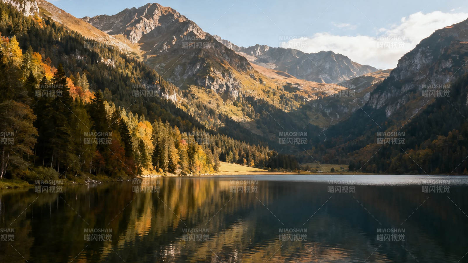 秋山映湖 静美如画图片