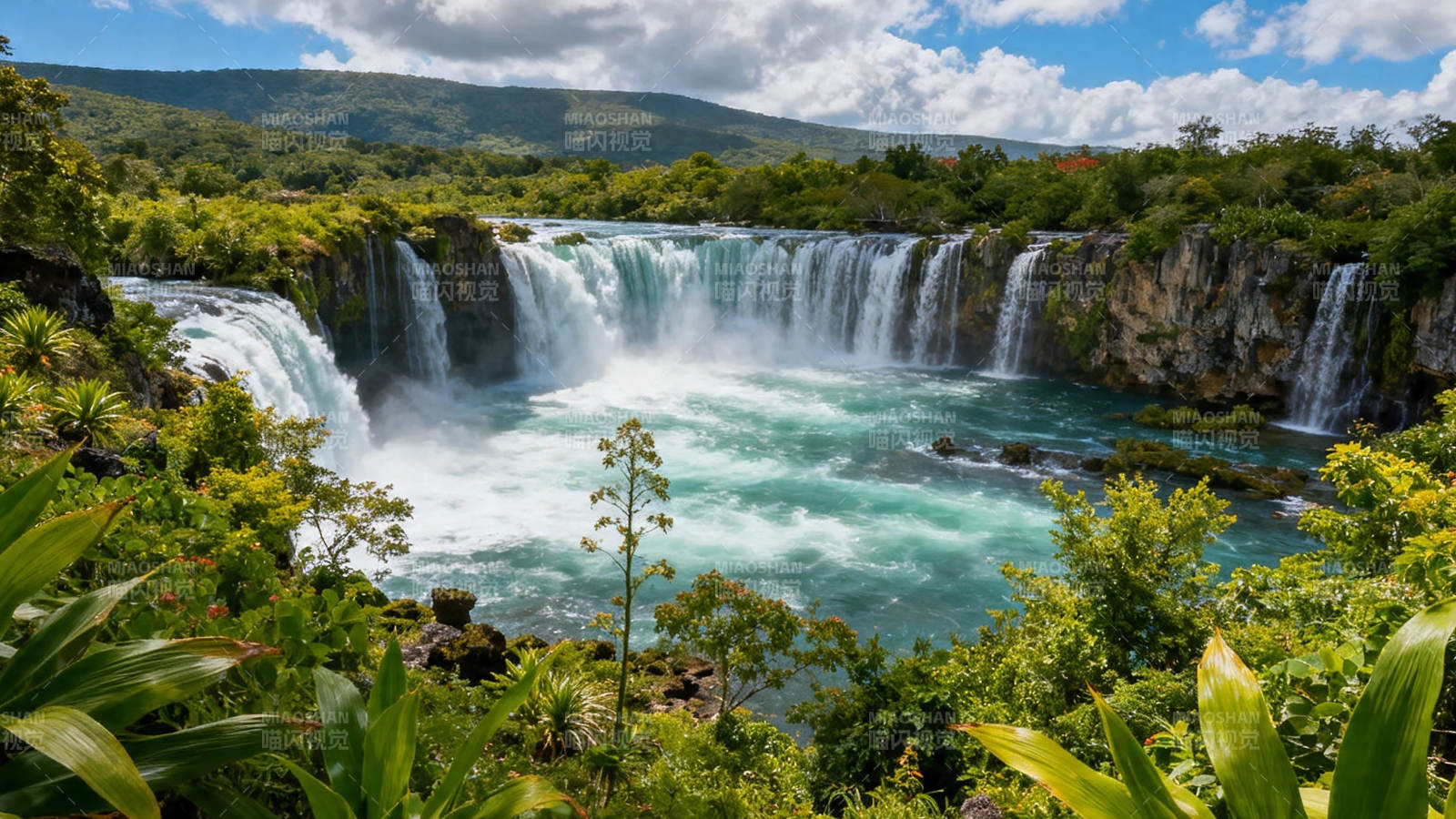 瀑布飞泻 绿意盎然图片