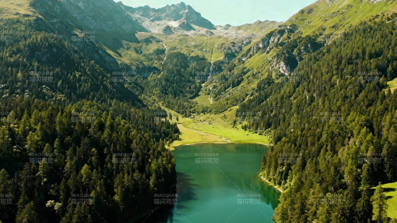 青山环抱碧湖 幽静如画图片