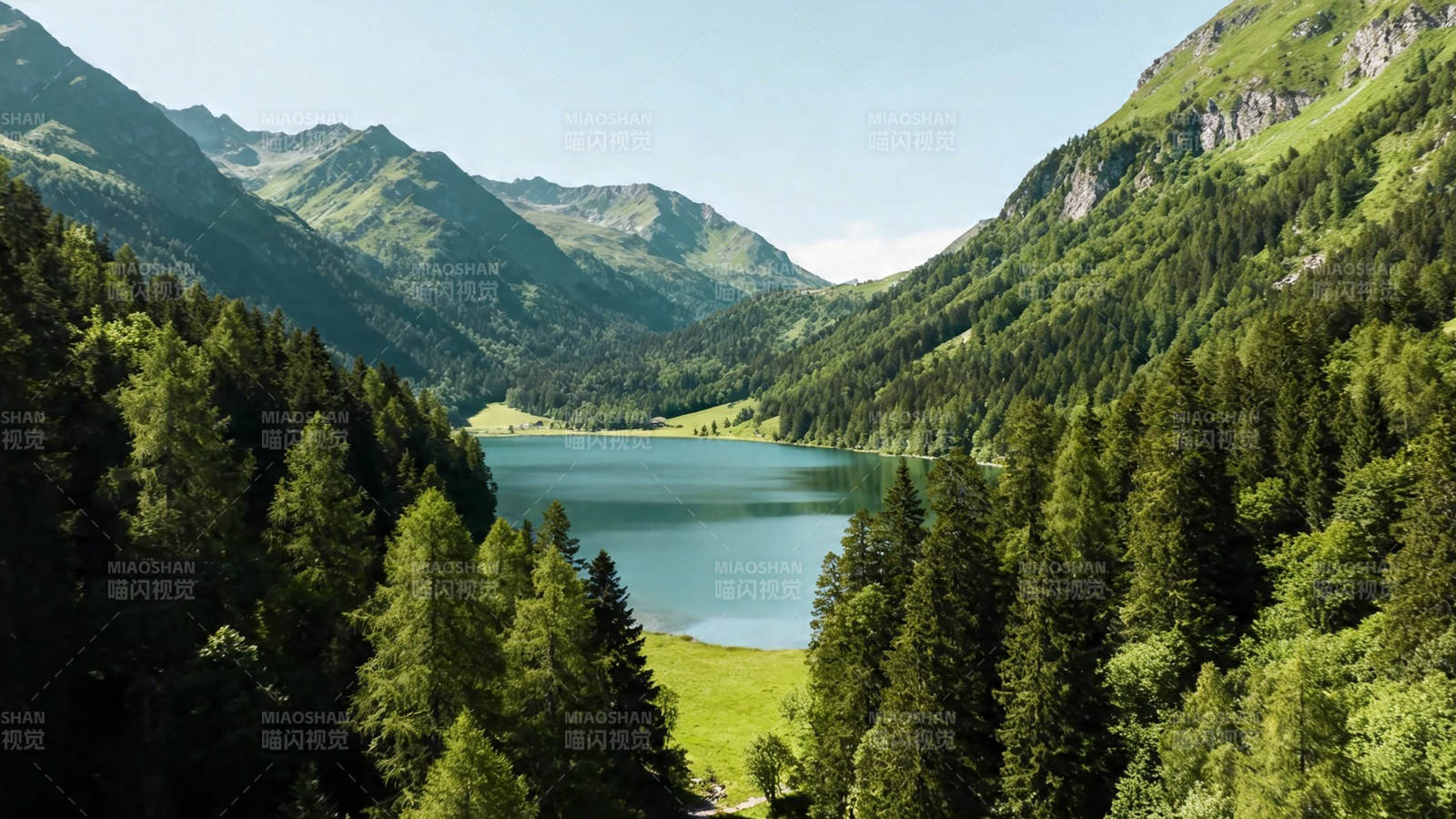 青山环抱碧湖 绿意盎然图片