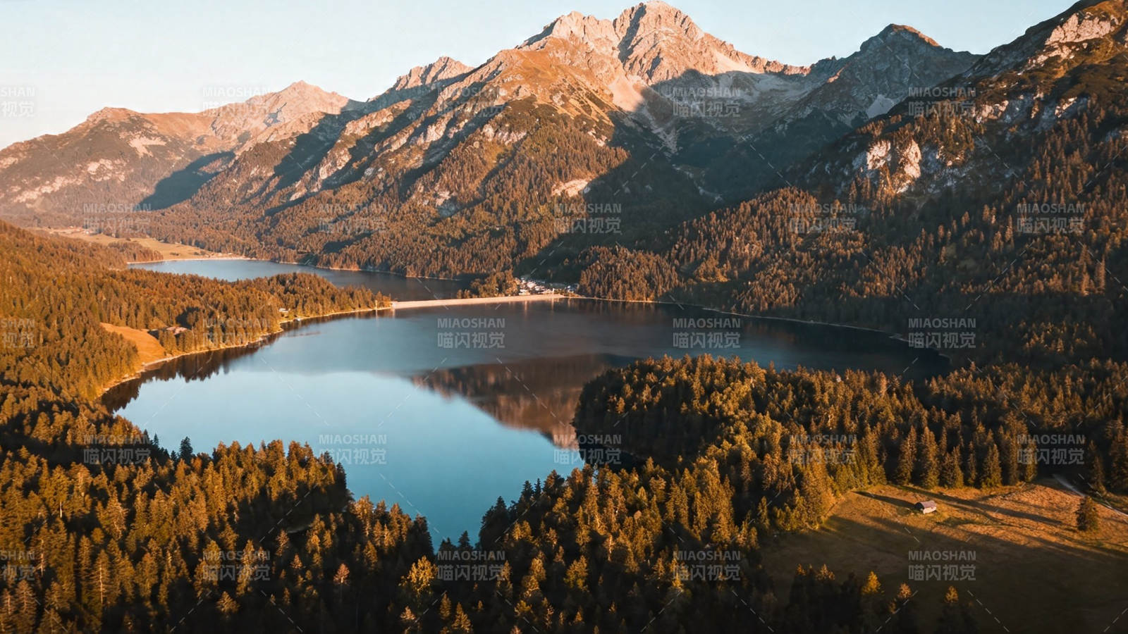 山湖夕照 金辉映水图片