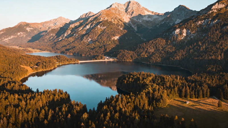 山湖夕照 金辉映水图片