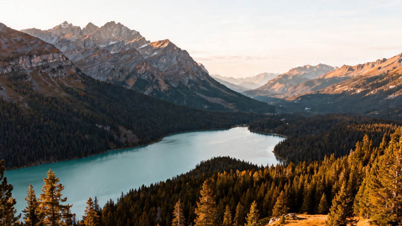 山湖夕照 金辉映翠谷图片