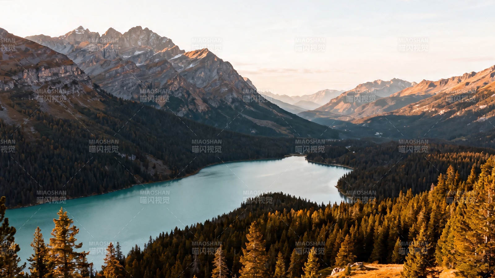 山湖夕照 金辉映翠谷图片