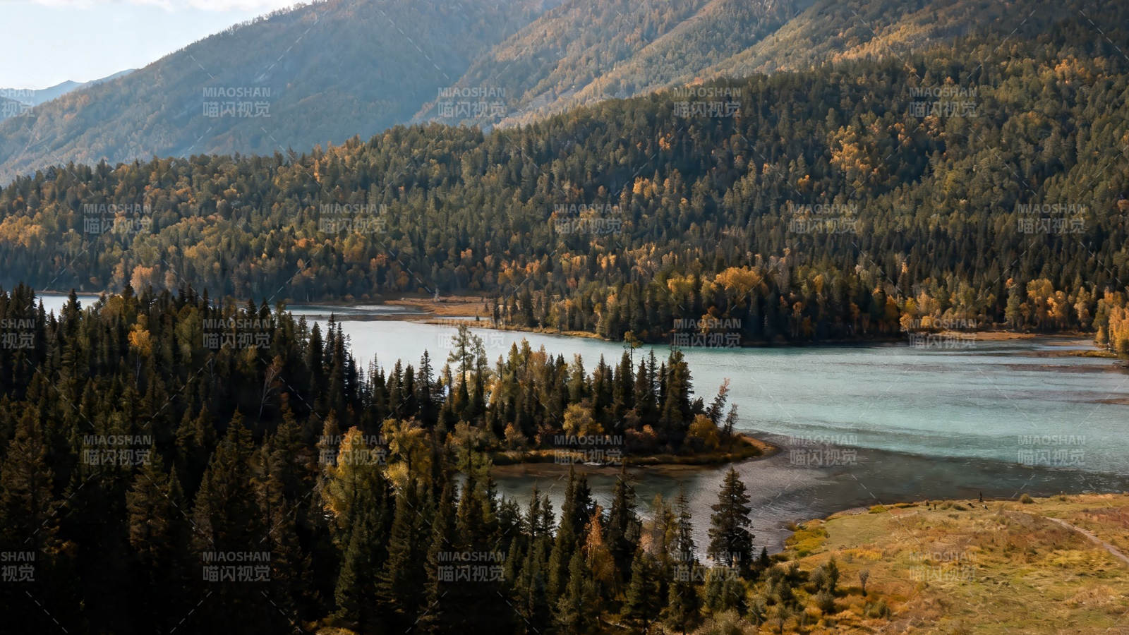 秋湖映山 林色斑斓如画图片
