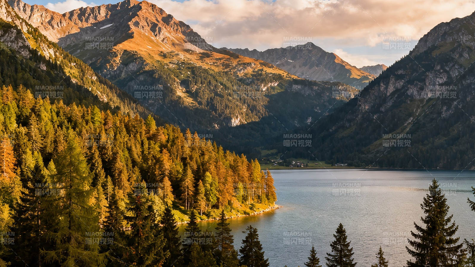 山湖秋色 层林尽染图片