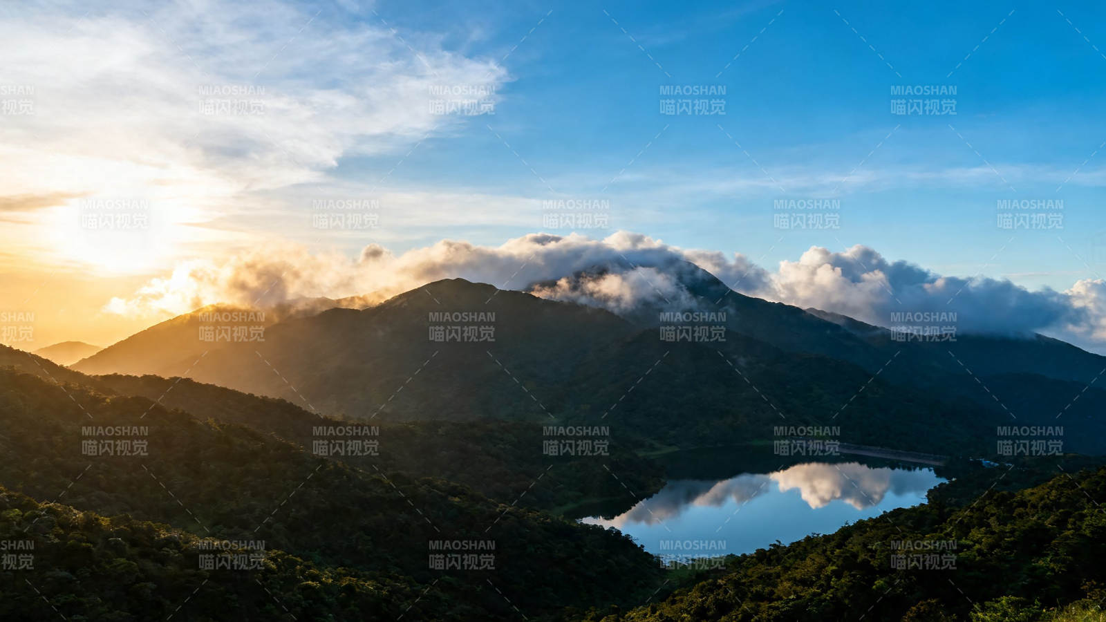 山湖云海 日出金辉映翠谷图片