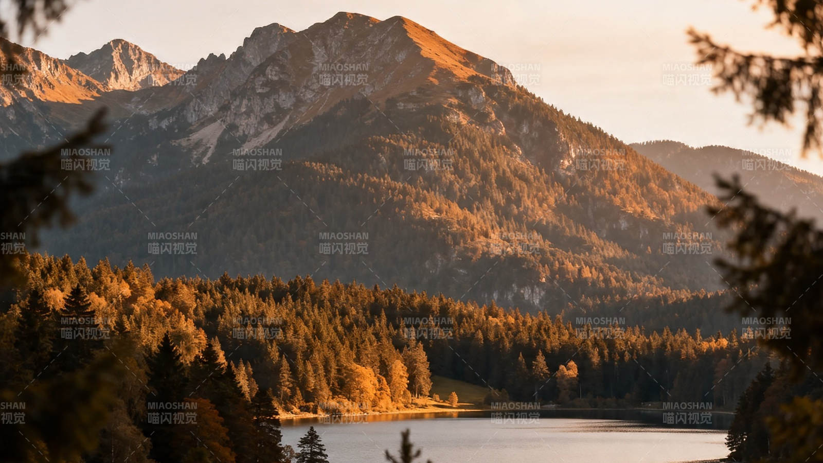 夕阳染山 湖静林幽图片