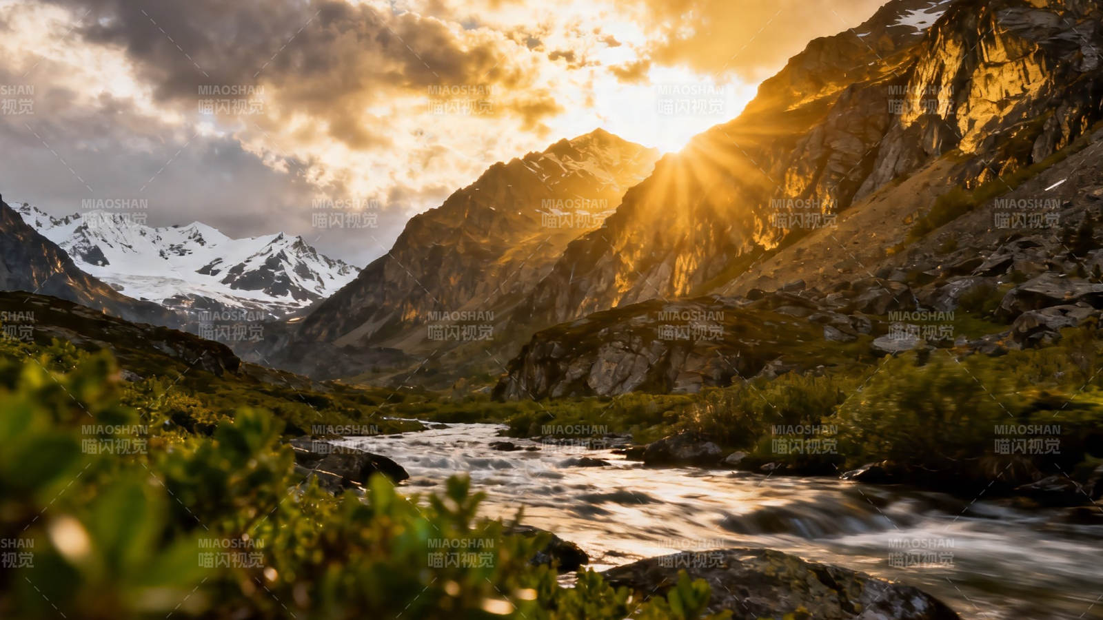 夕阳照雪山 溪流穿谷间图片