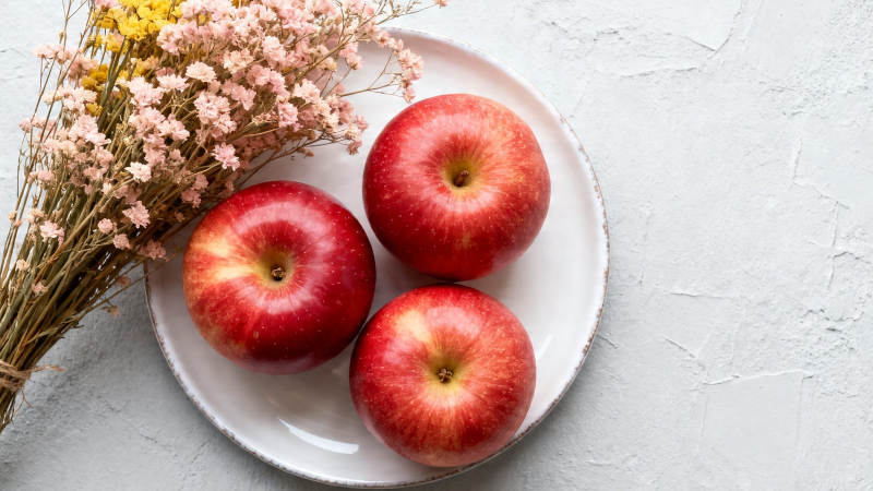 红苹果配干花 清新静物图图片