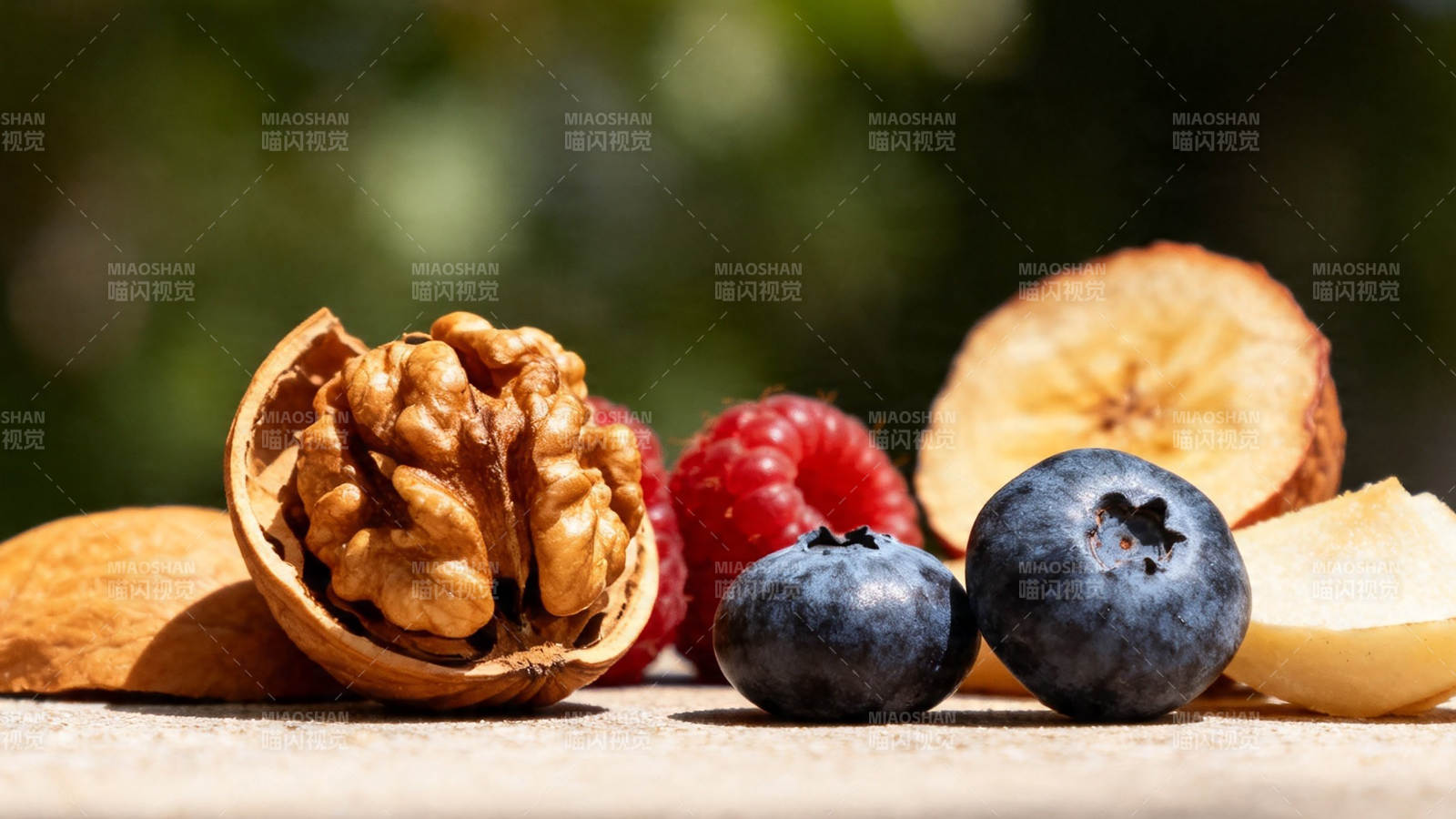 坚果蓝莓覆盆子干果拼盘图片