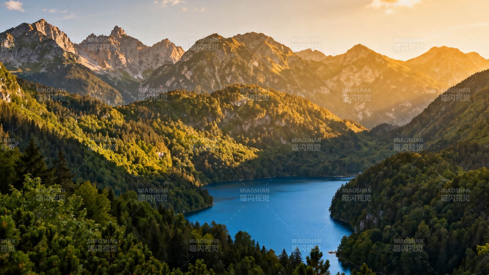 山湖夕照 金辉映翠谷图片