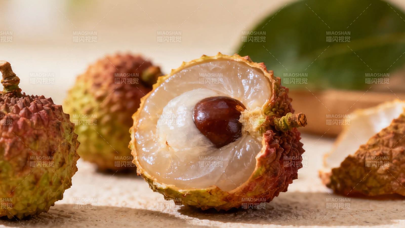 荔枝剥开 果肉晶莹诱人图片