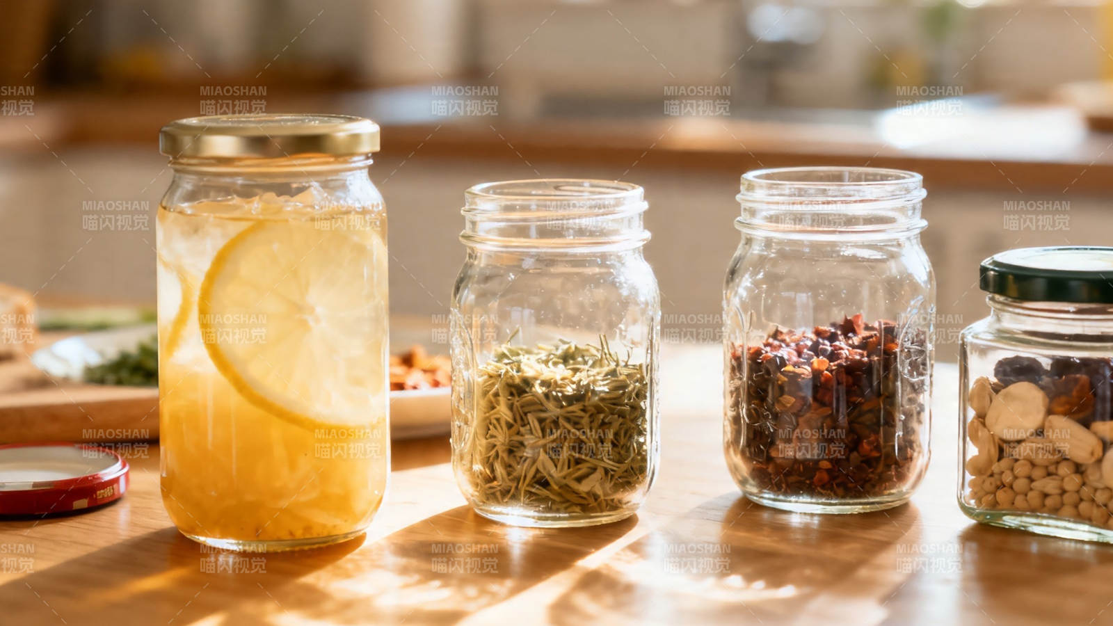 厨房里的香料与柠檬水图片