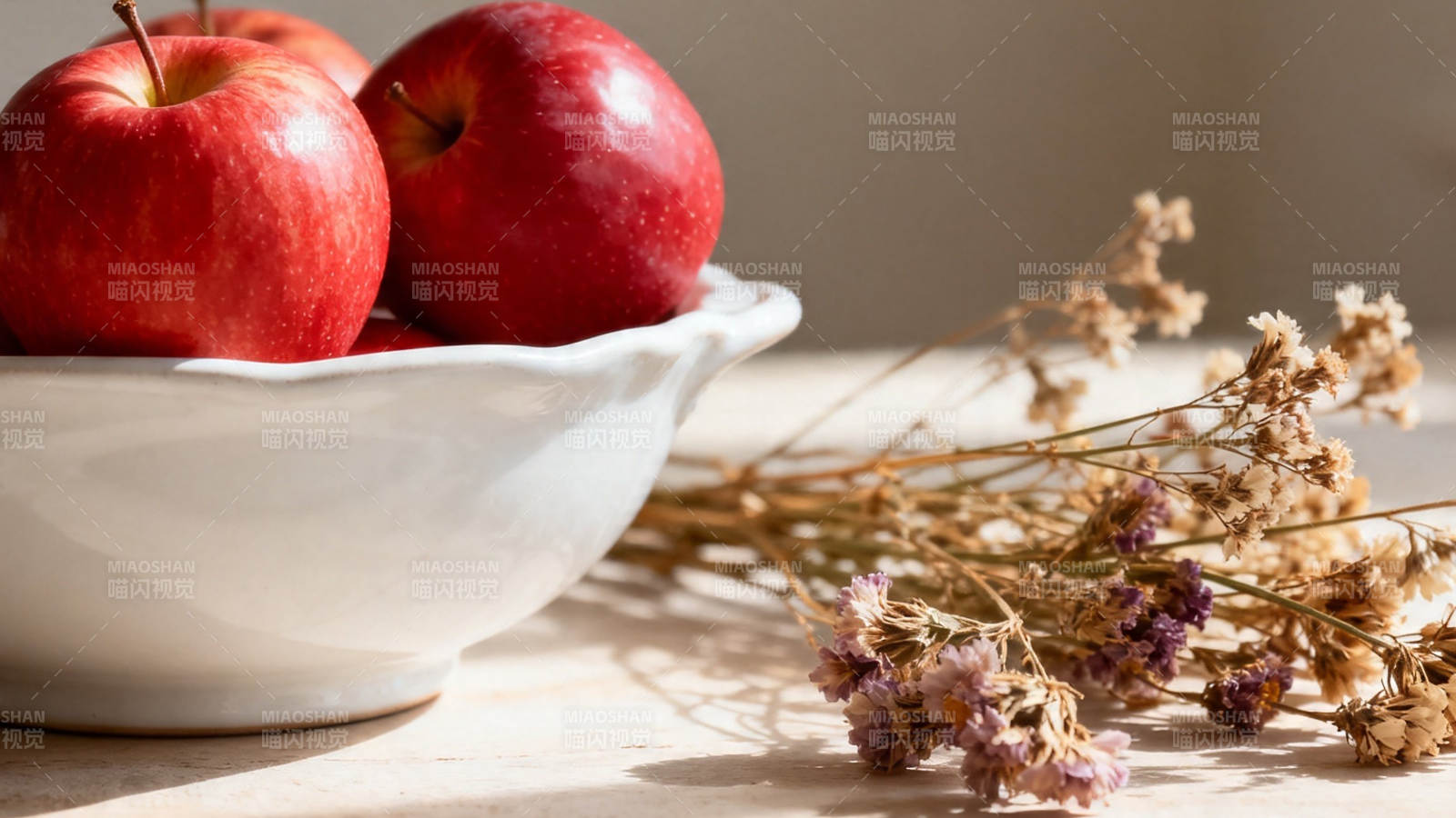 红苹果与干花静物图图片