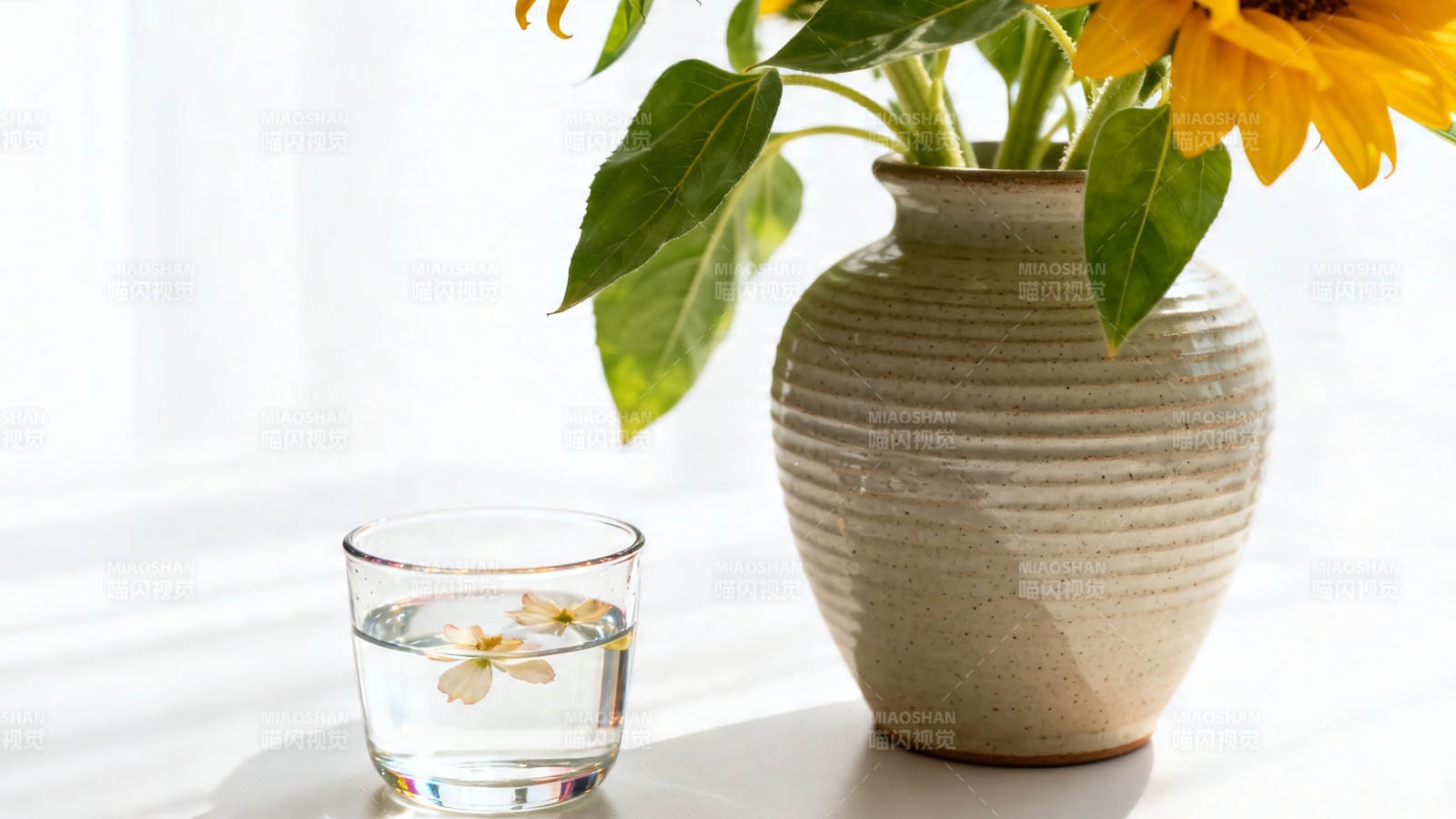 向日葵与水杯静物图图片