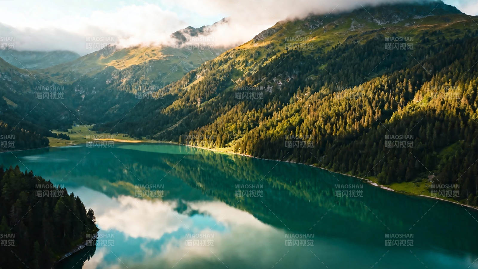 青山映碧水 云影共徘徊图片