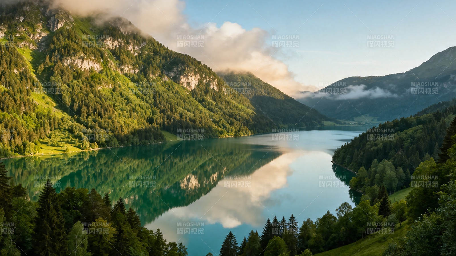 青山映湖 云影如画图片