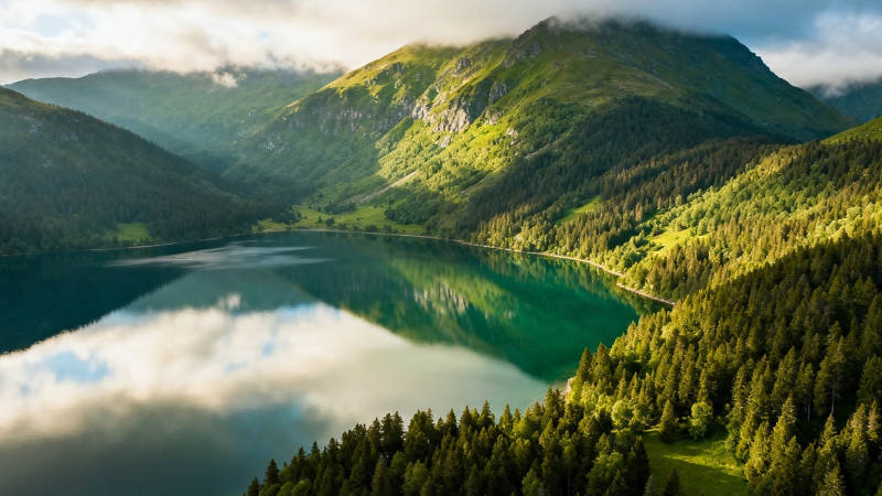 青山映碧水 云影共徘徊图片