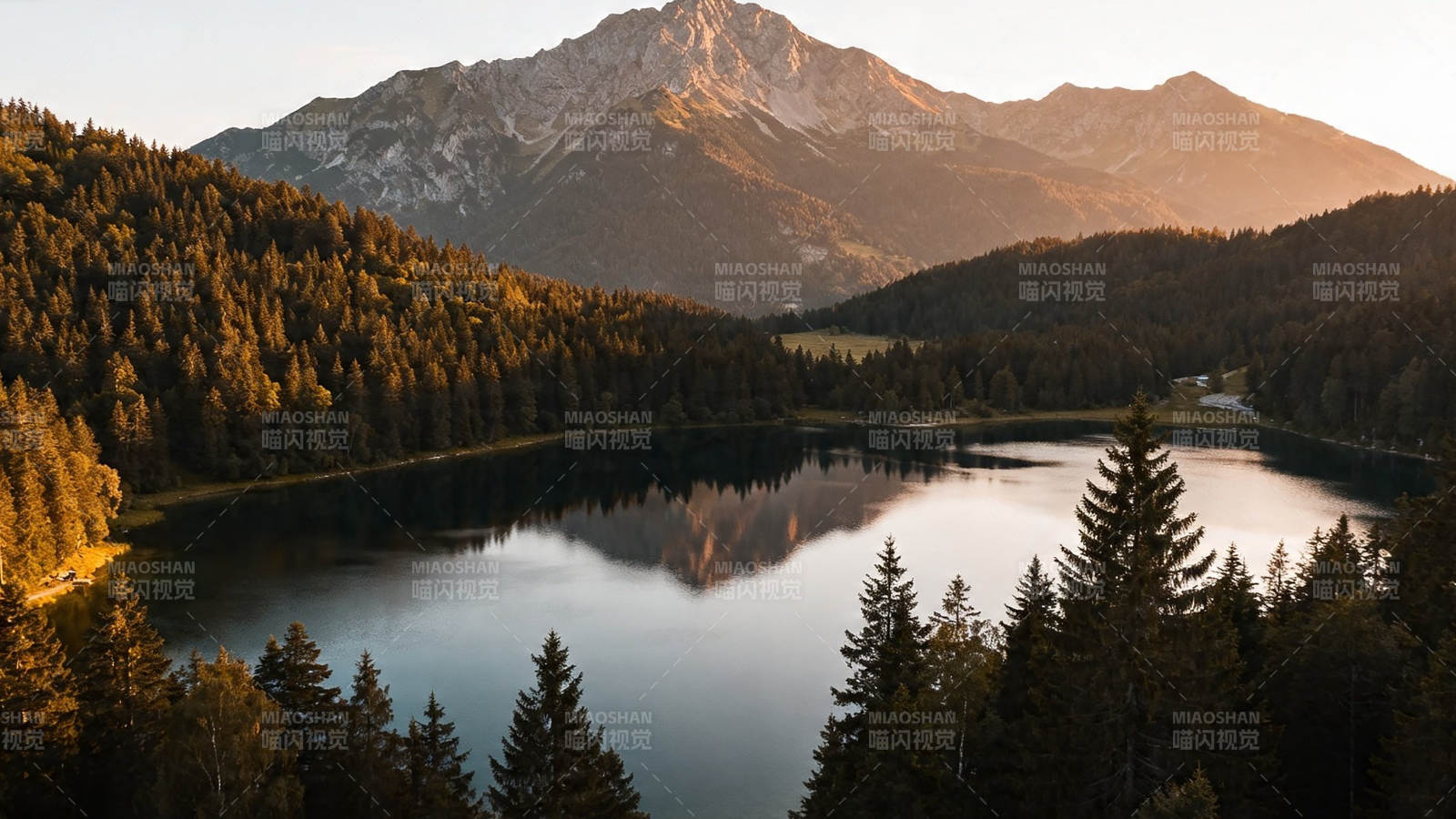 山湖夕照 静美如画图片