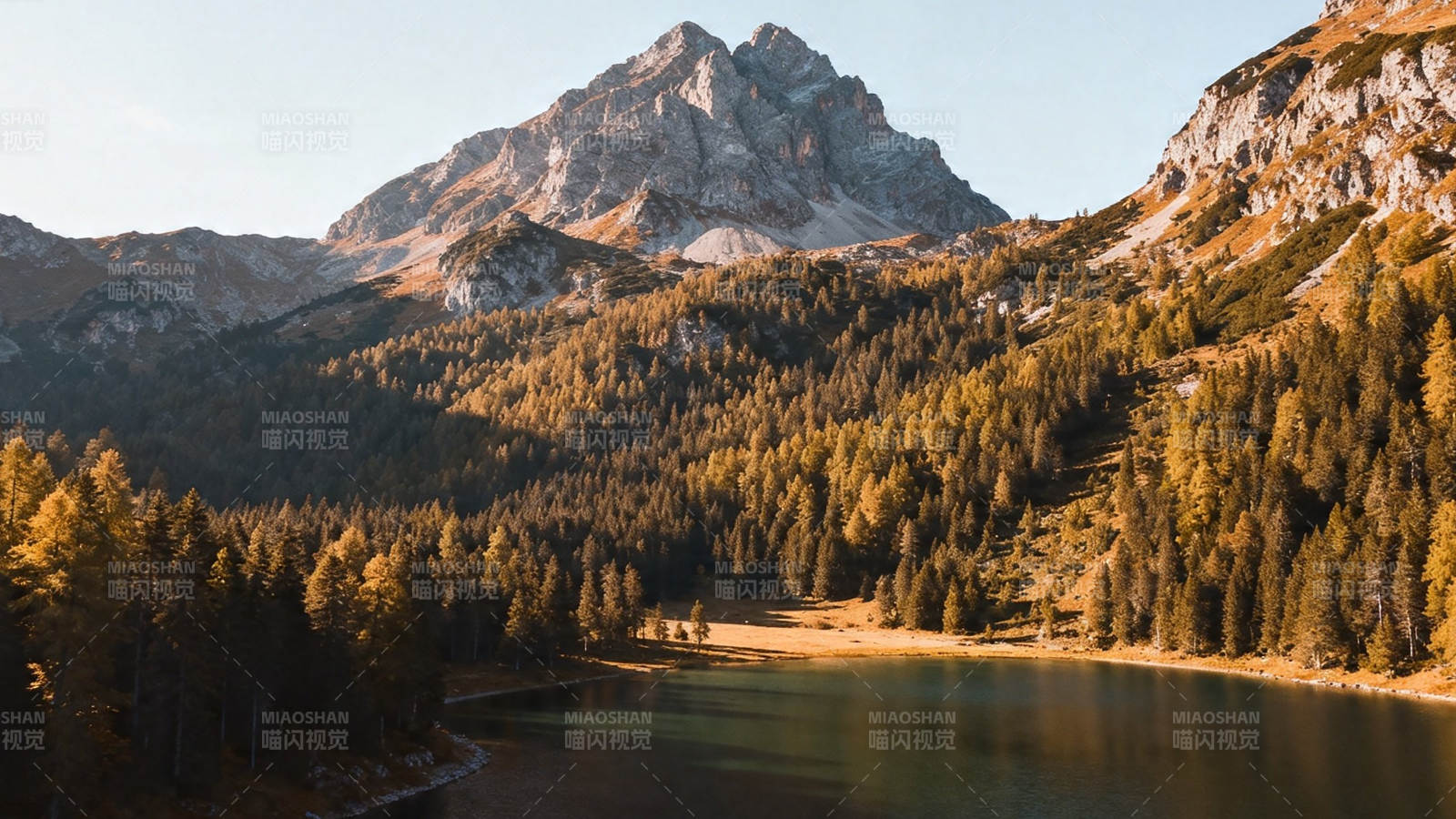 秋日山湖 金林映峰静如画图片