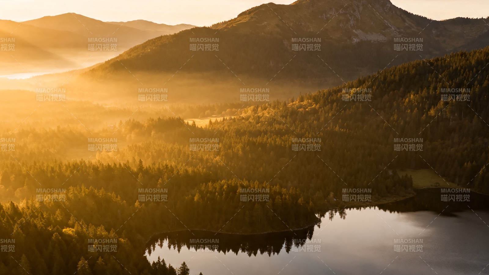 晨雾绕湖 金山映水静图片