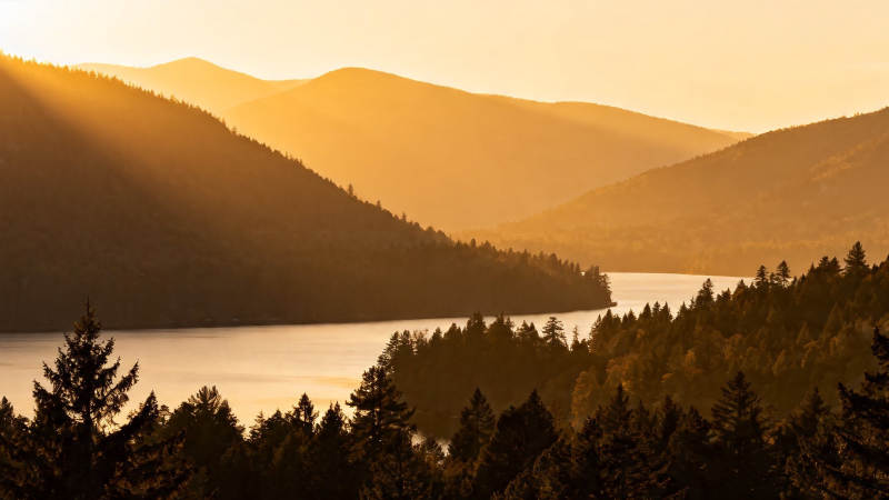 夕阳染山峦 湖光映林影图片