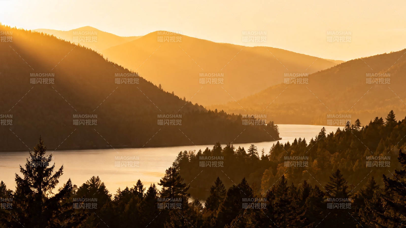 夕阳染山峦 湖光映林影图片