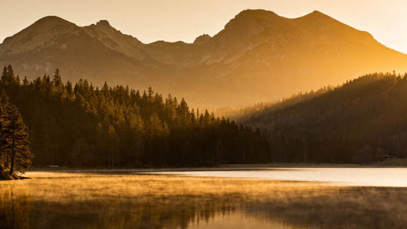 金辉山影映湖静图片