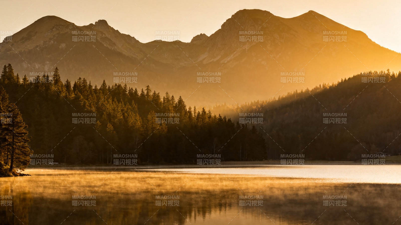 金辉山影映湖静图片