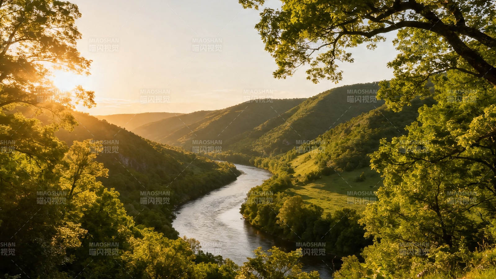 夕阳河谷 绿意盎然图片