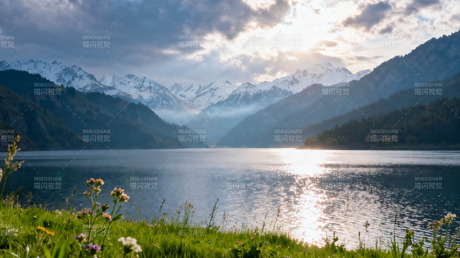 雪山映湖 晨光如诗图片