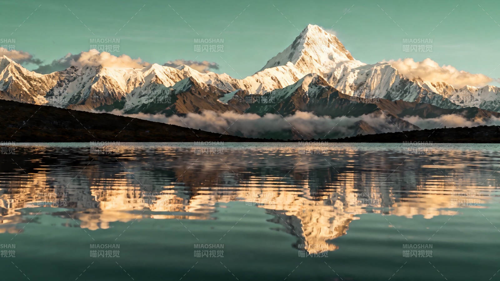 雪山倒映湖中 静谧如画图片