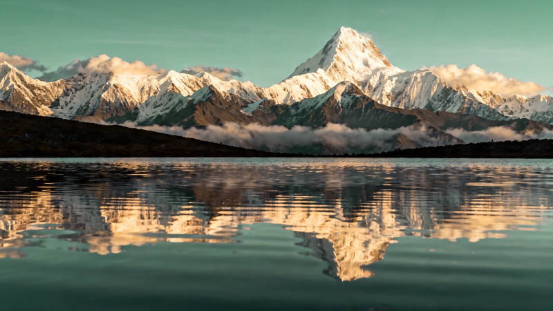 雪山倒映湖中 静谧如画图片