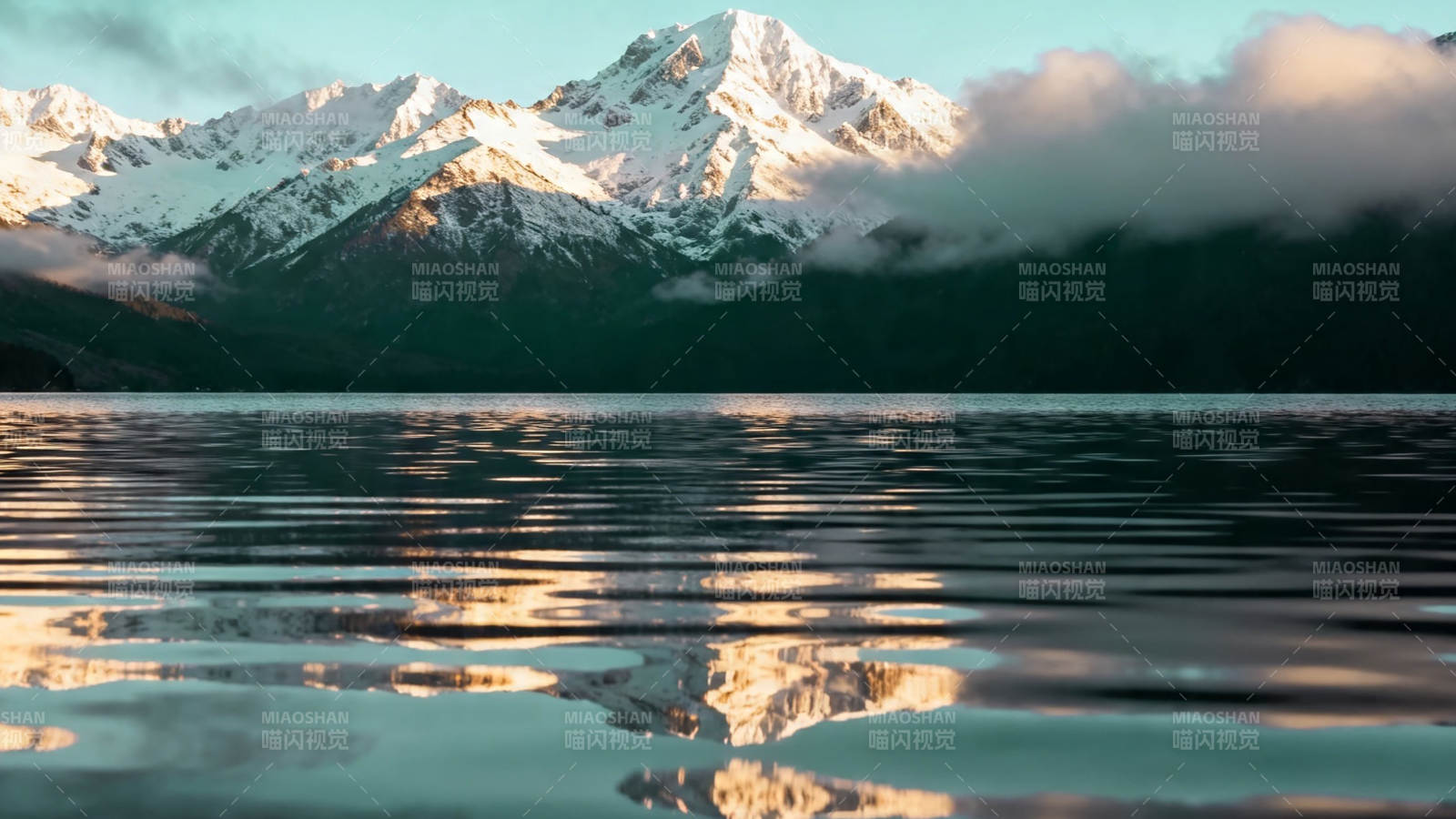 雪山映湖 云绕峰巅图片