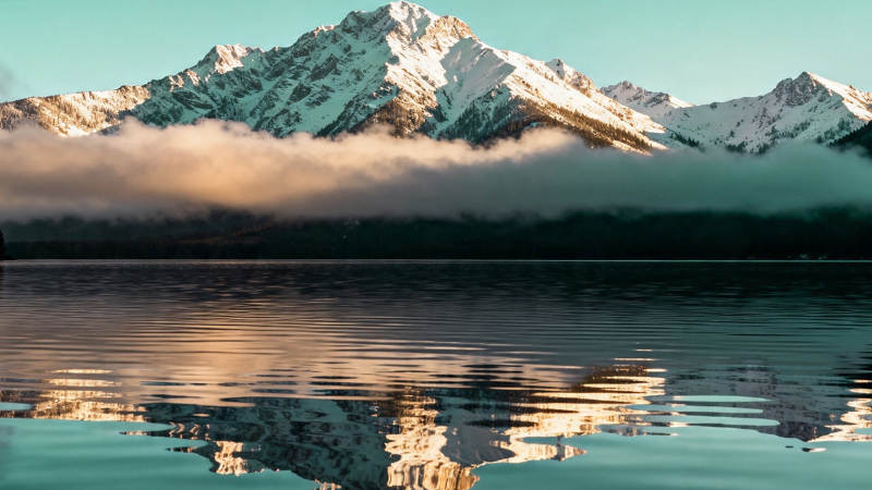 雪山映湖 云绕峰峦静如画图片