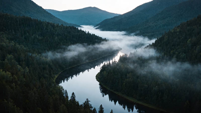 雾绕青山 河曲如镜图片