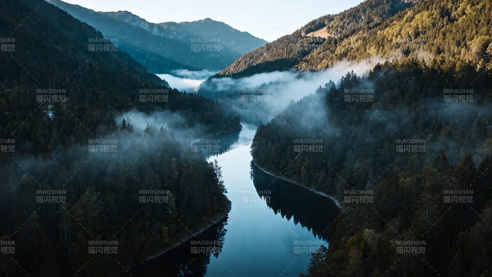雾锁山河 静水如镜图片