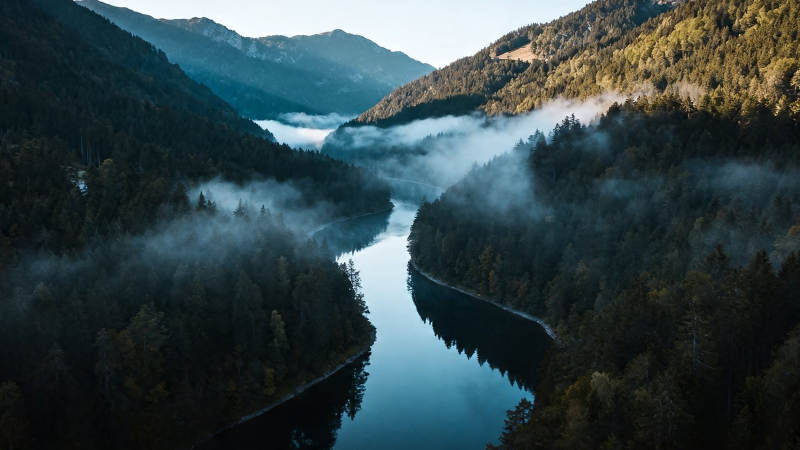 雾锁山河 静水如镜图片