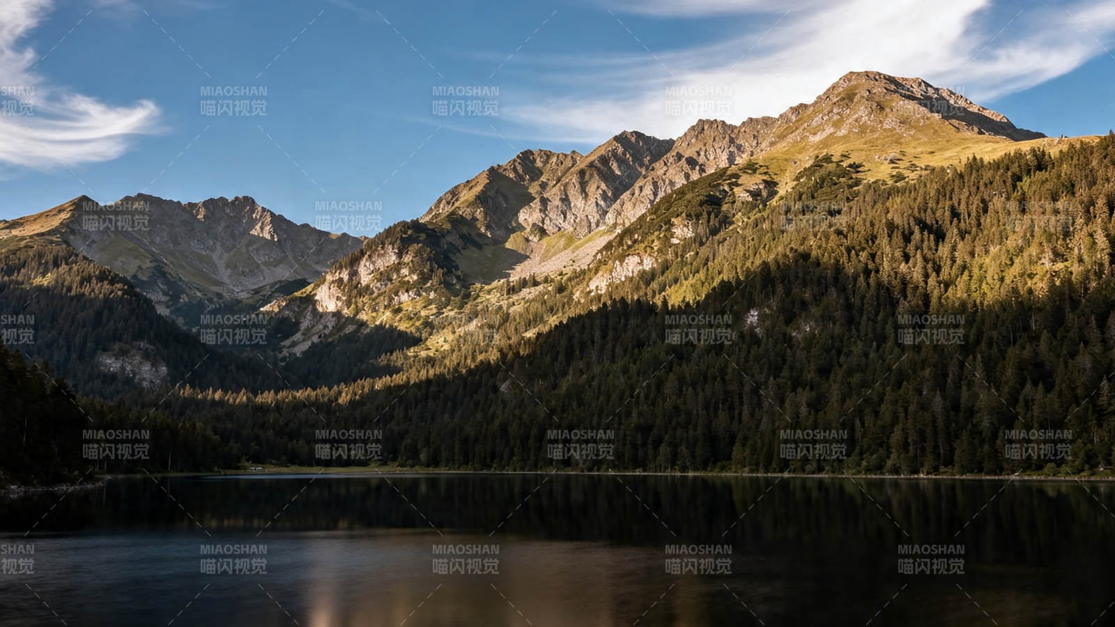 山湖静谧 峰林映水光图片