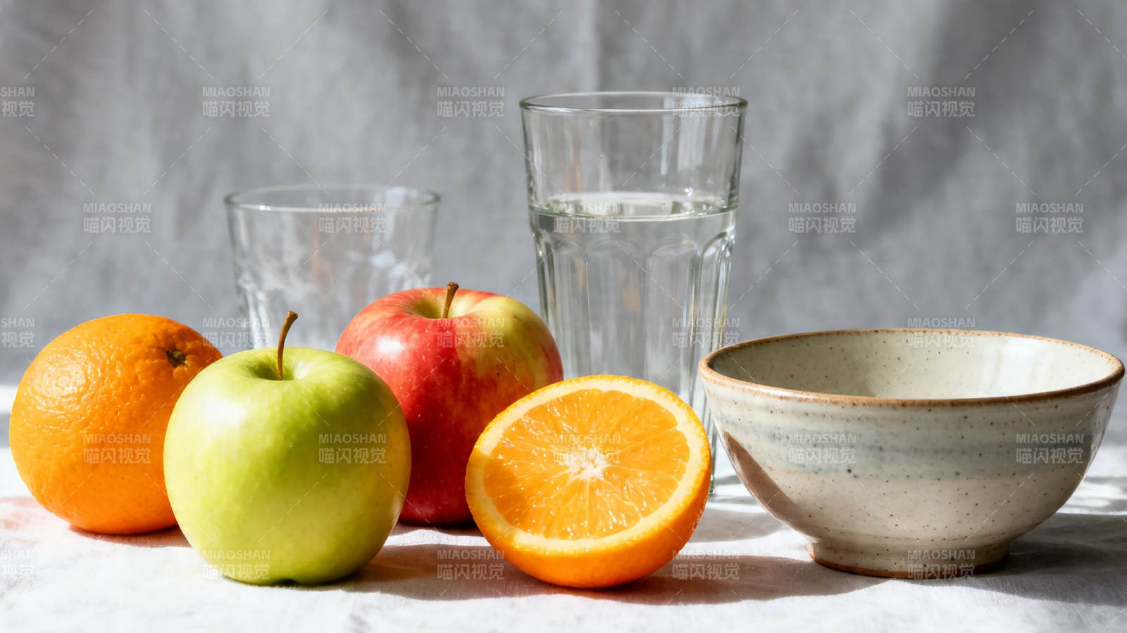 水果与水杯静物图图片