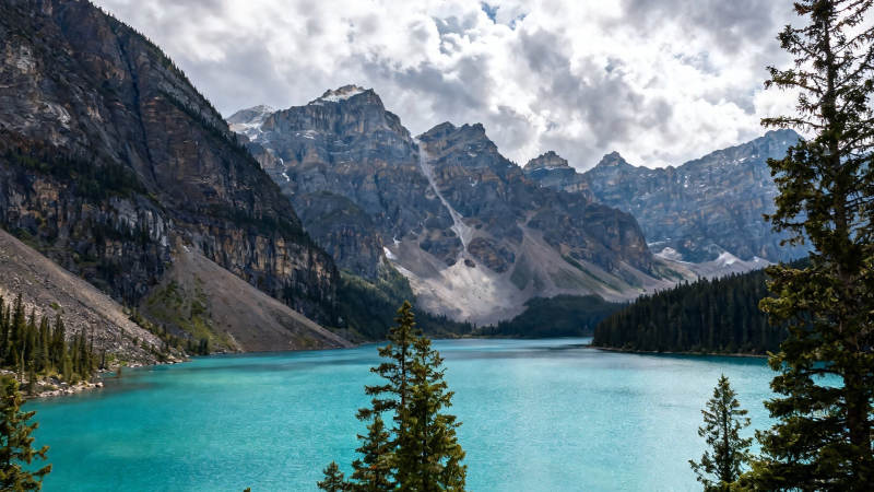 碧湖映雪山 松林绕仙境图片