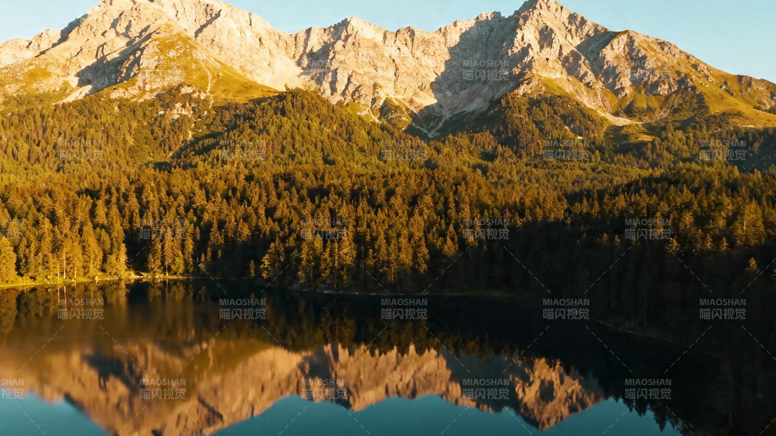 山湖倒影 金辉映峰峦图片