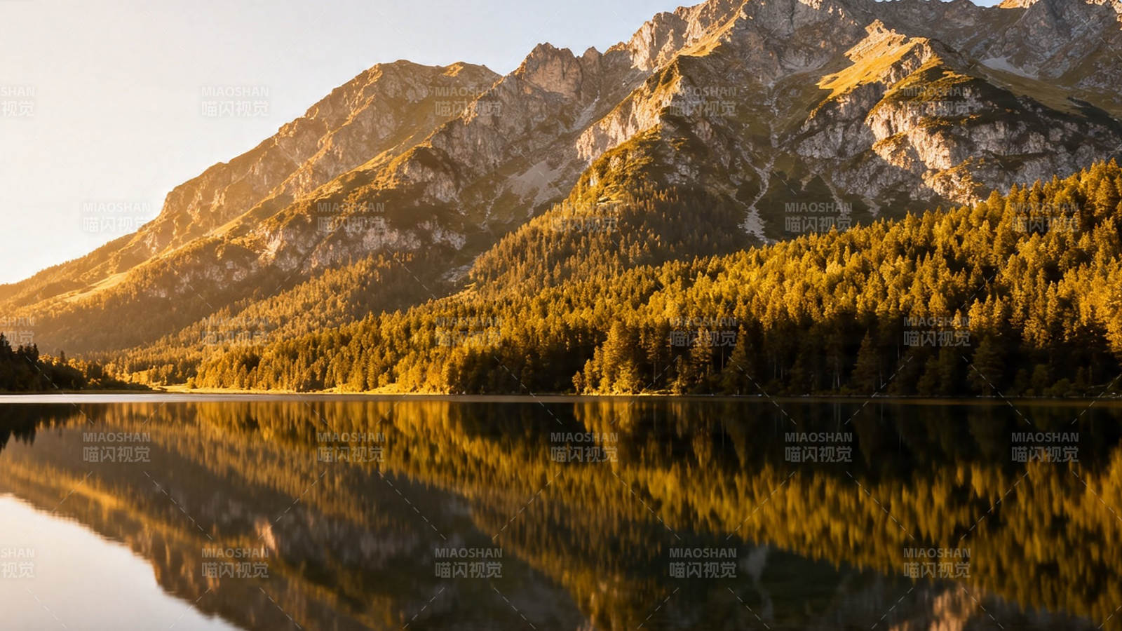湖光山色 金辉倒影图片