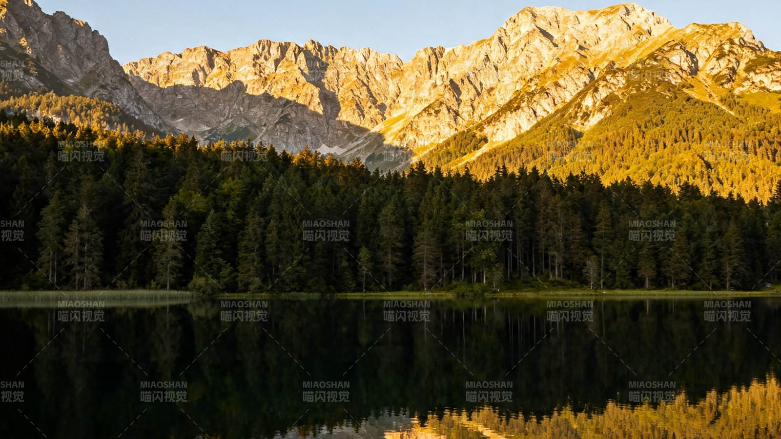 山湖映金峰 静美如画卷图片
