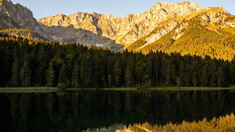 山湖映金峰 静美如画卷图片